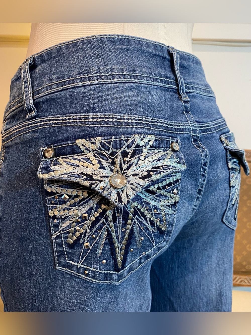 lei Blue Lowrise Skinny Jeans with Embellished Starburst Back Pockets Size 8/9